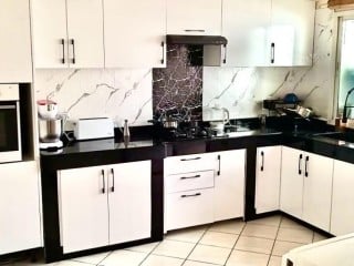 Appartement spacieux, rénové et idéalement situé :